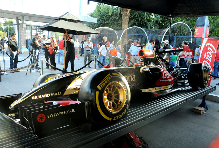 La potente máquina del equipo Lotus de Fórmula Uno visitó la Comarca Lagunera y estuvo a la vista del público, que vivió una grata experiencia al poder observarla de cerca. Exitosa presentación del Lotus Fórmula Uno