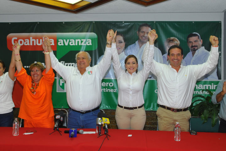 Candidatos del PRI por los distritos de Torreón celebraron junto a Francisco Dávila, dirigente municipal del tricolor. 