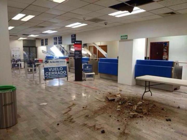 Parte del techo del aeropuerto de Tapachula se desprendió tras el sismo de 6.9 grados. (Twitter) 