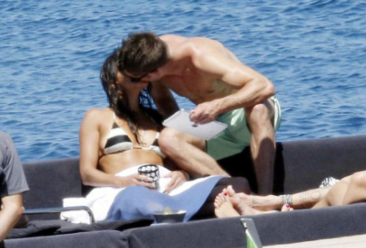 Zac Efron y Michelle Rodriguez fueron captados besándose en una escapada a Cerdeña. (Tomada del sitio DailyMail.co.uk) 