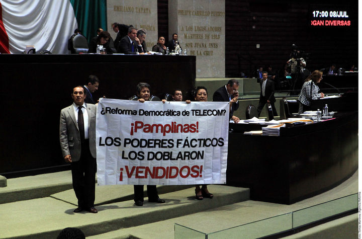 Acusaciones. Dentro de las discusiones por la Ley Telecom, varios diputados protestaron y mostraron pancartas.