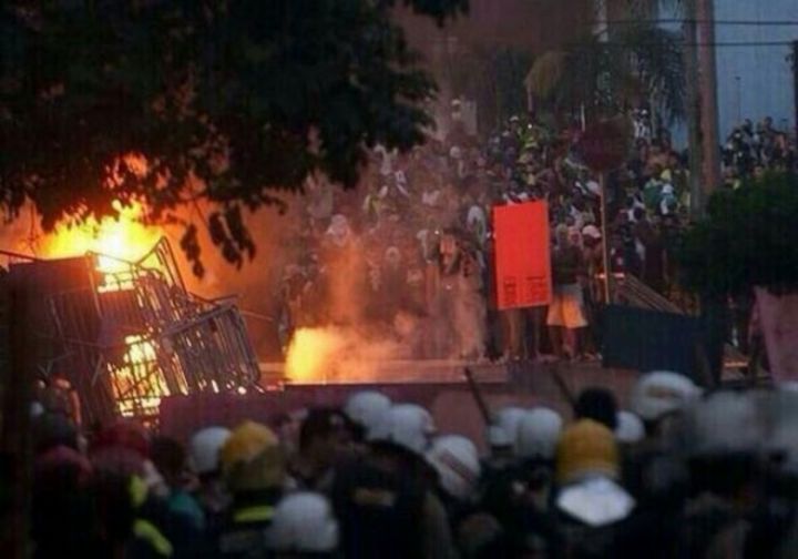 Fuego en las calles. El enojo y la ira se apoderó de varios aficionados brasileños que hicieron actos vandálicos. (EFE)
