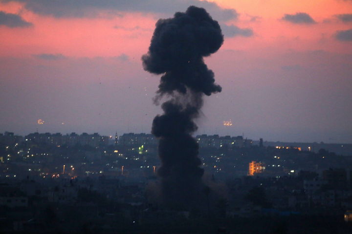 Misil.  Vista del humo luego de que un cohete fuera lanzado desde la Franja de Gaza hacia Israel. (EFE)