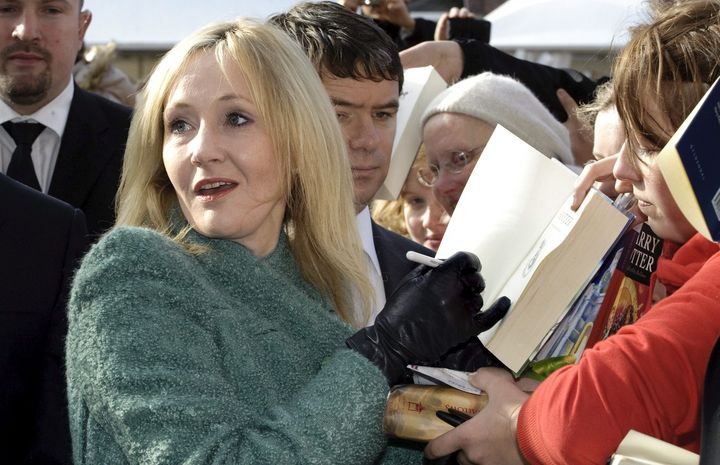 Famosa. La británica J.K. Rowling, creadora de Harry Potter, firma autógrafos. 