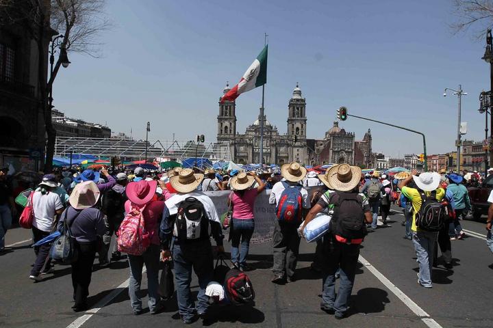 El contingente, de alrededor de 600 integrantes de la sección XVIII de Michoacán, se integrarán al plantón del Monumento a la Revolución. (Archivo)