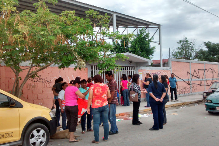Molestia. Un numeroso grupo de padres de familia, exigen la salida de la maestra Isabel Salazar.
