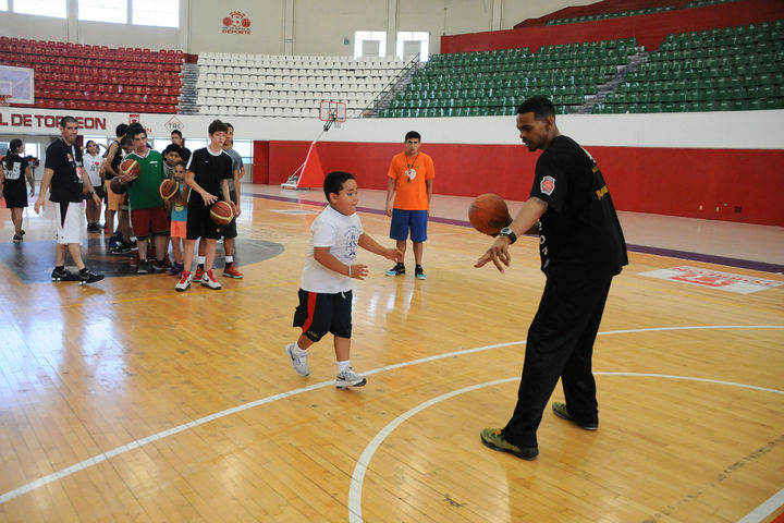 Exitosa clínica de basquetbol