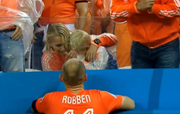 Las cámaras captaron el momento en que el Robben se dirige a las gradas donde su hijo llora desconsolado por la derrota. (Twitter)