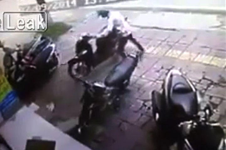 El ladrón estaba a punto de escaparse pero es detenido por la víctima. (YouTube)