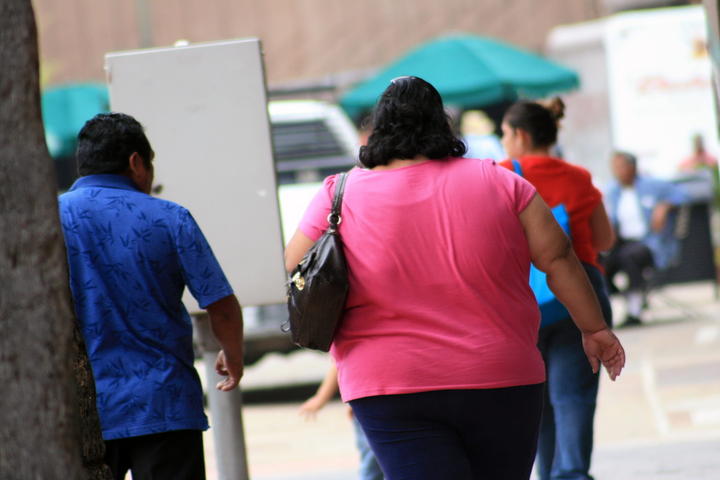El estudio encontró que el 18 por ciento de las mujeres y el 12 por ciento de los hombres tenían niveles de obesidad que ameritaban una preocupación especial por los riesgos de salud. (ARCHIVO)
