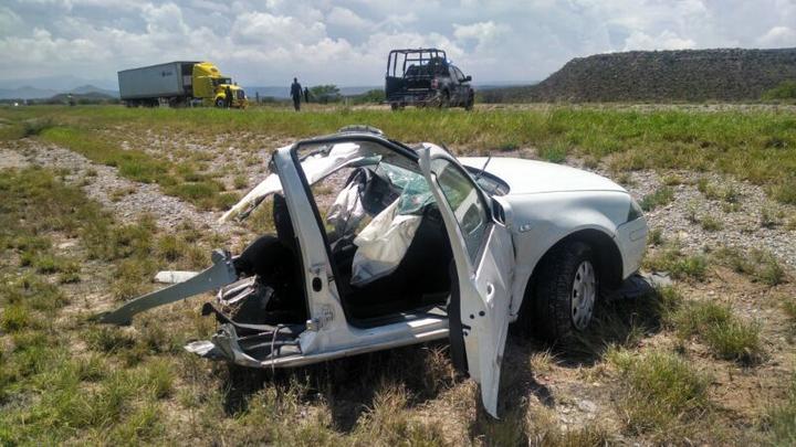 El conductor de un vehículo Volkswagen Jetta de reciente modelo viajaba con dirección a Saltillo, cuando debido al exceso de velocidad al que circulaba perdió el control del volante y salió del camino. (El Siglo de Torreón)