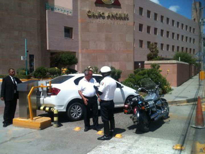 Percance. El automóvil quedó atravesado a la entrada del hospital particular.