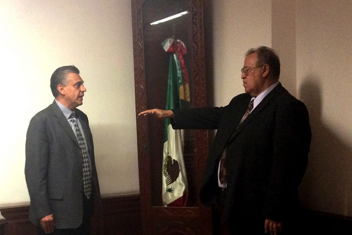 Cambio. El alcalde Luis de Villa dio el nombramiento al nuevo director de Desarrollo Social, Jesús Simental Rodríguez. (EL SIGLO DE TORREÓN)