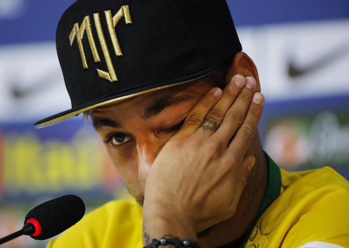 Neymar se va de su primera Copa del Mundo con su imagen intacta por el desastroso revés de Brasil ante Alemania. (AP)