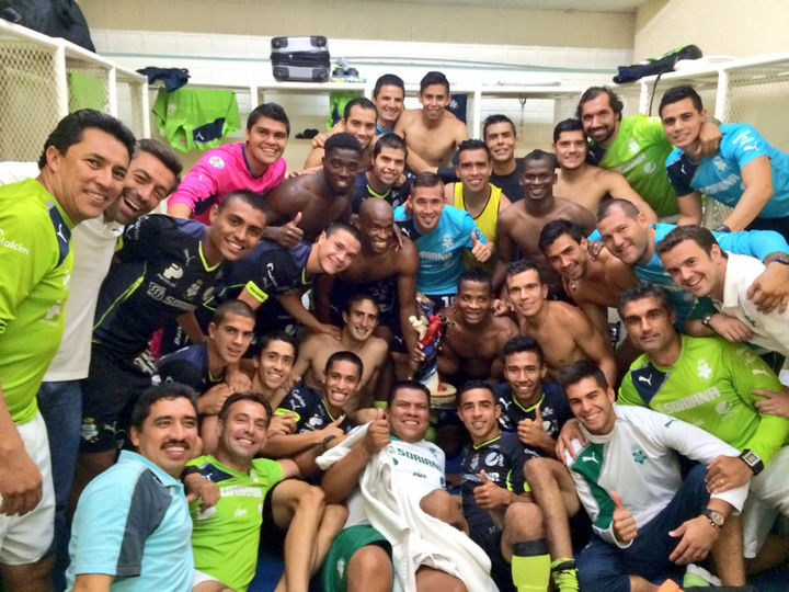 Los jugadores de Santos Laguna festejan con el trofeo de campeones de la Copa Jalisco. (Cortesía Santos Laguna)