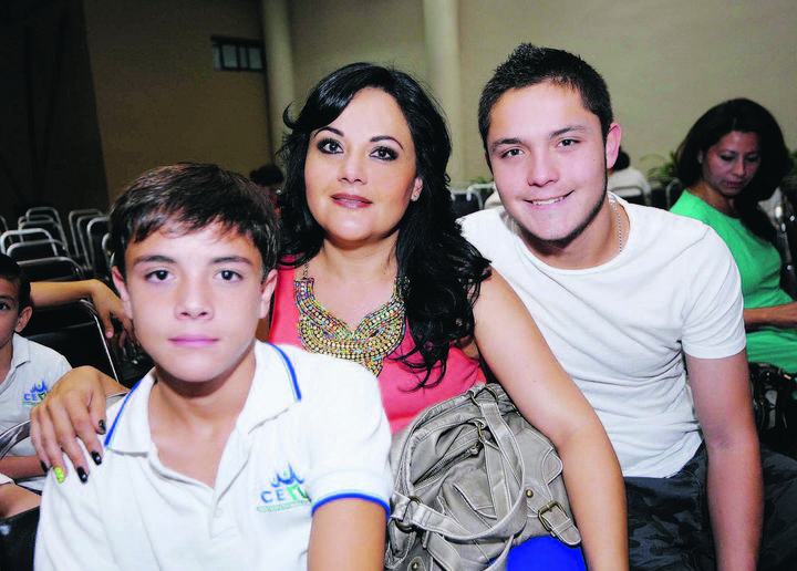 
Santiago, Evelyn y Rodo.