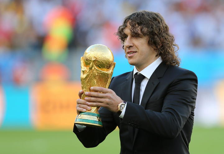 Puyol levantó el trofeo ante una ovación y aplausos del público y lo depositó en un pedestal. (EFE) 
