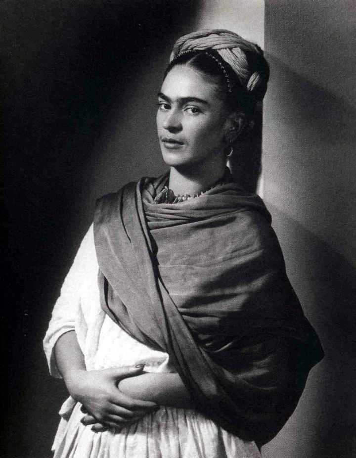 Grande. Imagen en donde se aprecia a Frida Kahlo y que forma parte de las varias fotografías, que recorren galerías en todo el mundo.