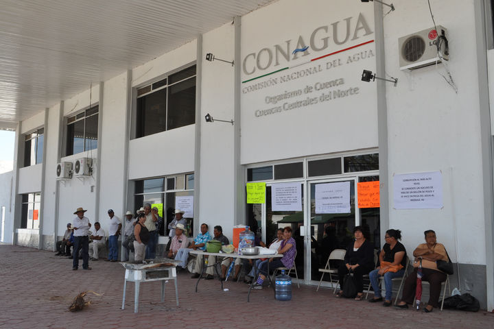 Bloqueo. Ejidatarios tomaron desde temprano las oficinas de Conagua y no permitieron el ingreso.