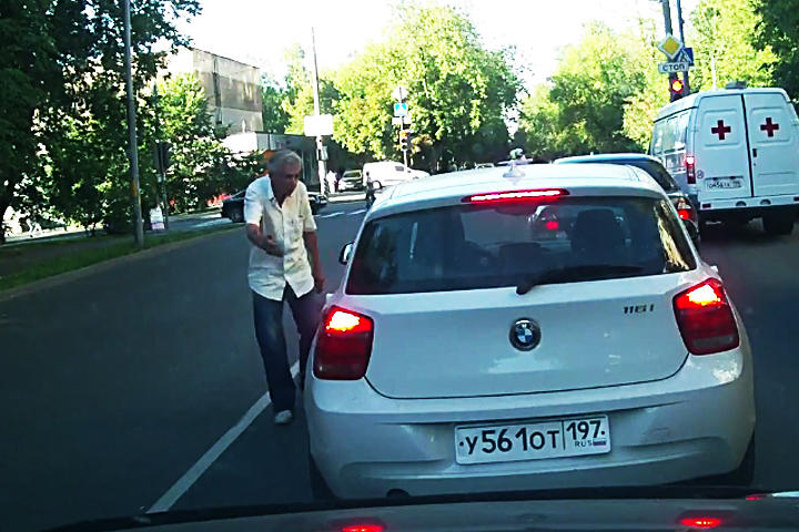 El conductor se molesta y desquita su coraje arrollando a quien segundos antes lo había regañado. (YouTube)
