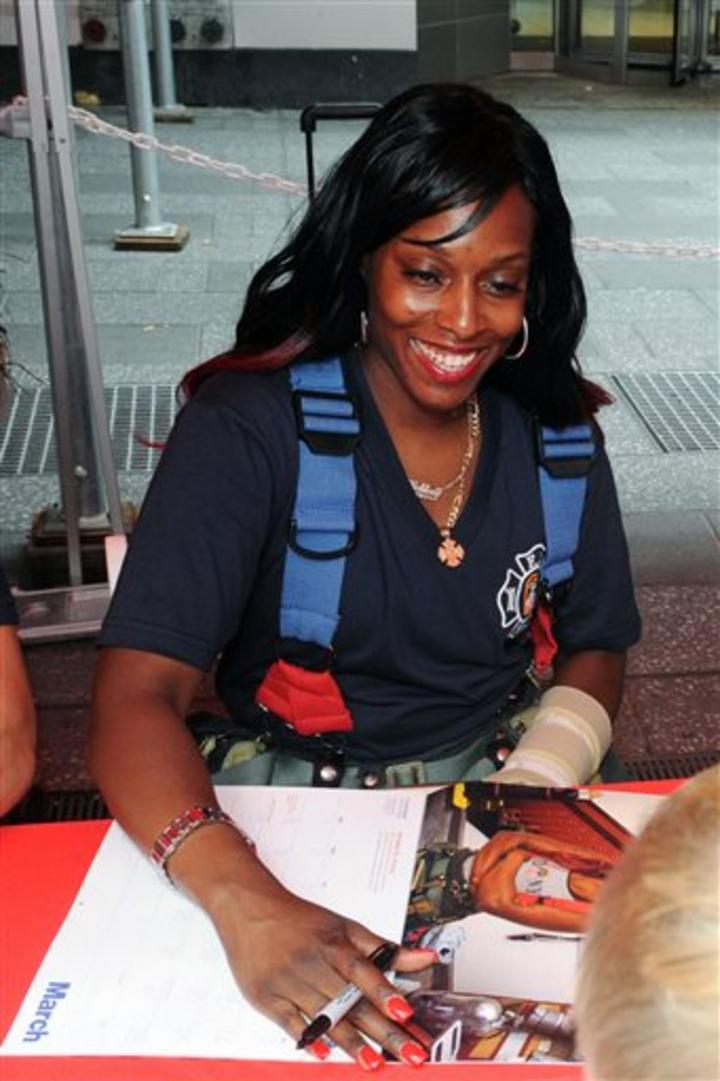 Danae Mines, de la estación en el sur de Bronx, es Miss Marzo. (AP)