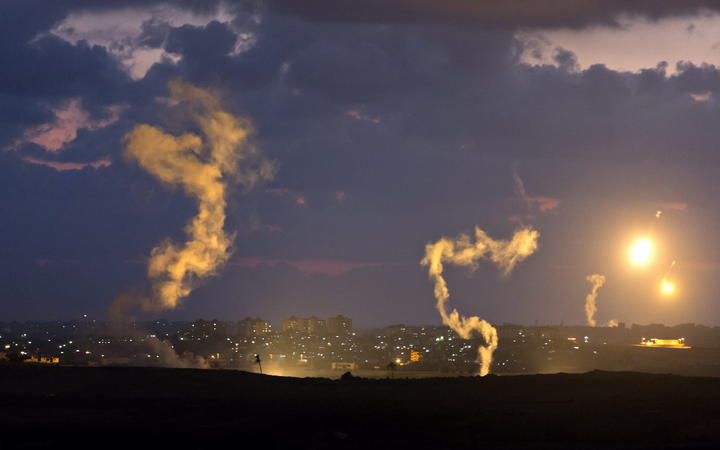 Las fuerzas israelíes bombardean con intensidad la Franja, donde en diez días de ataques aéreos han muerto más de 240 personas, en su mayoría civiles. (EFE)