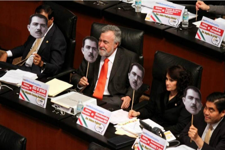 La bancada perredista se puso máscaras de cartón con la imagen del ex presidente Lázaro Cárdenas del Río durante la participación del panista Ernesto Cordero.