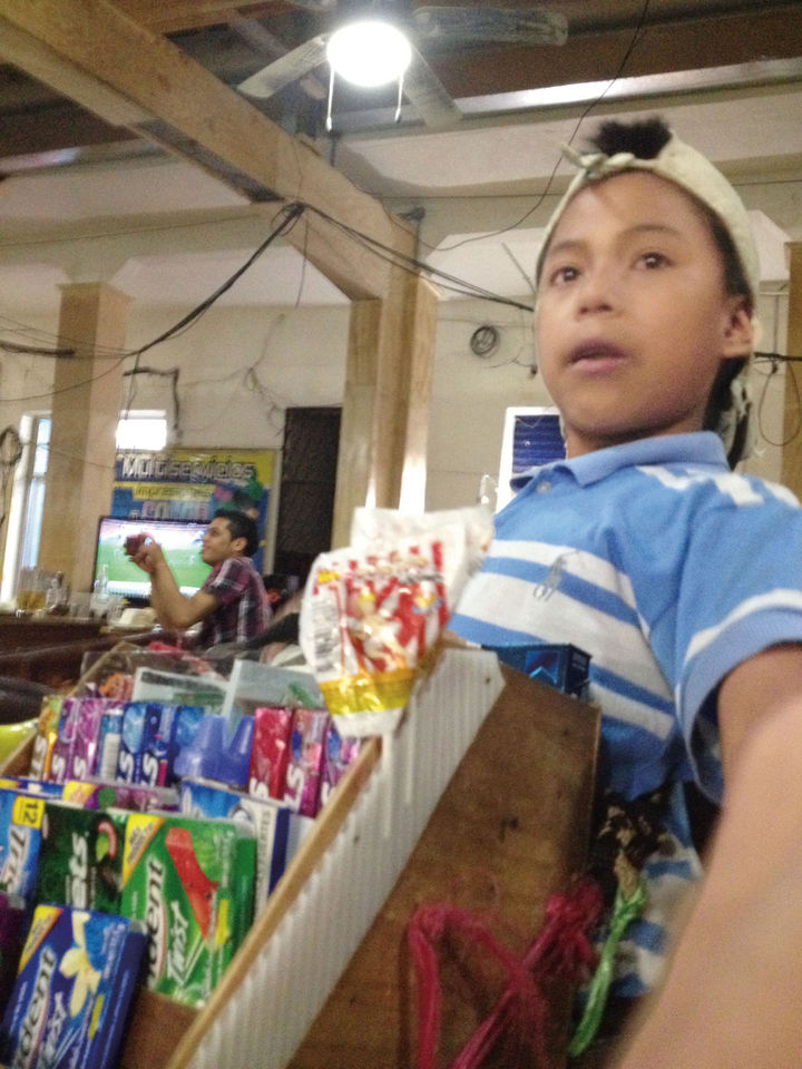 Viaje.  Henry, de 13 años de edad, son primos y llevan más de dos años viajando entre Chiquimula, en el oriente de Guatemala y Tapachula, Chiapas, en un trayecto de siete horas, para dedicarse a la venta de dulces en el primer cuadro de la ciudad. 