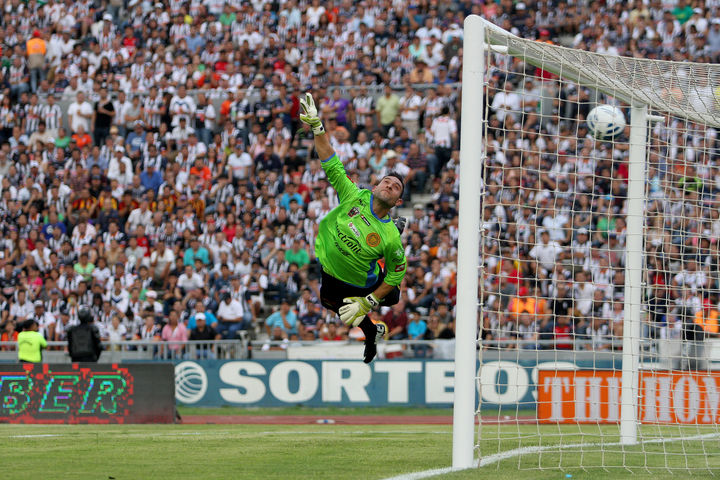 Monterrey novatea en su debut a Leones Negros