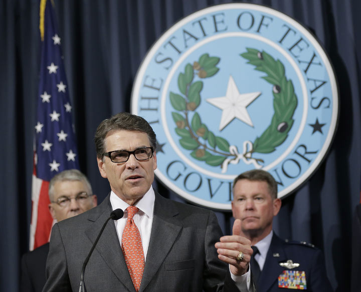 Texas. Rick Perry sorprendió con el envío de tropas para sellar la frontera con México. (AP)
