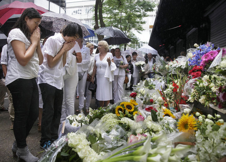 Tristeza. En Malasia, los ánimos siguen bajos, grupos de personas dejan ofrendas a sus muertos. (EFE)