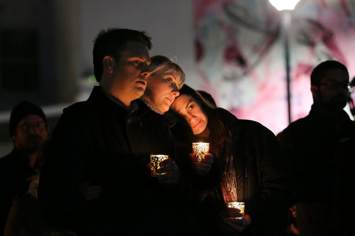 Holanda. Un grupo de holandeses se congregó para rendir tributo a las víctimas de avión derribado. (EFE)