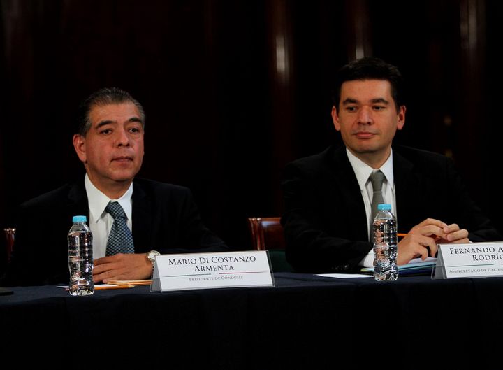 Nuevo Buró.  Presidente de la Condusef, Mario di Constanzo, y el subsecretario de Hacienda, Fernando Aportela. (ARCHIVO)