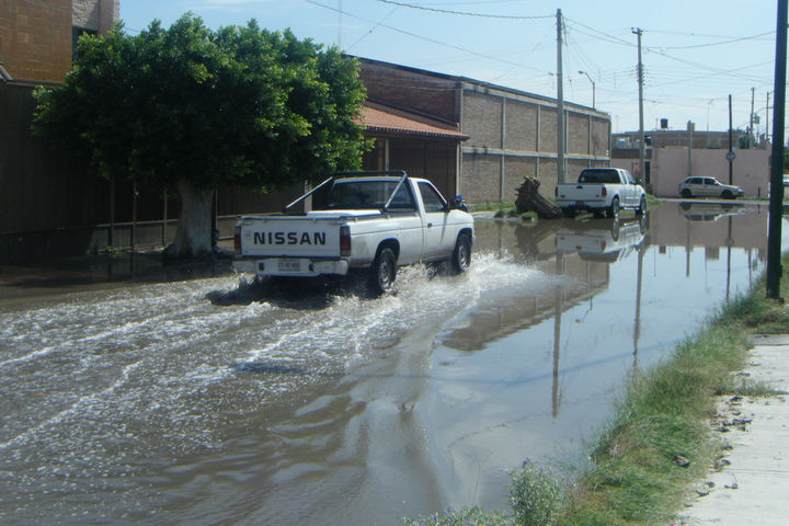 Molestos. Vecinos de la colonia Nuevo Los Álamos se quejan de que cada que llueve el agua se estanca sobre las calles. 