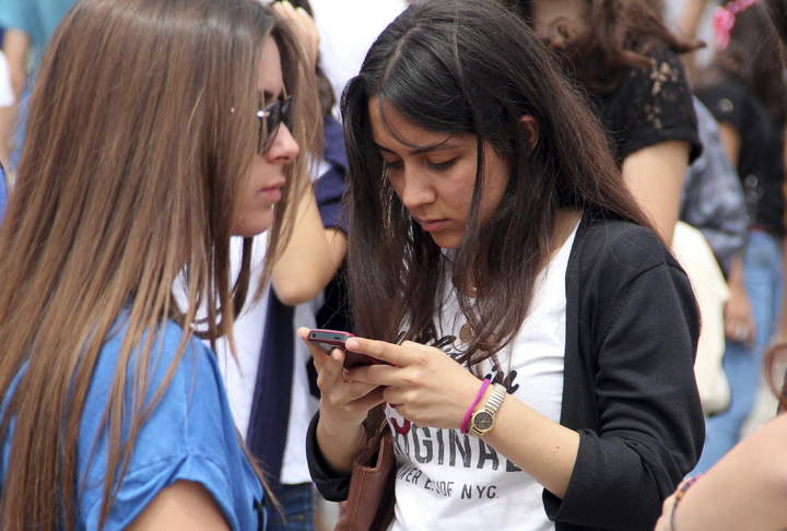México cuenta con 14 usuarios de internet móvil por cada 100 habitantes. (Archivo)
