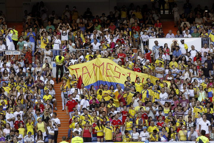 Con pancartas, banderas, camisetas de Colombia y cánticos en favor del cucuteño, los compatriotas del nuevo '10' del equipo merengue hicieron sentir como en casa James. (EFE) 