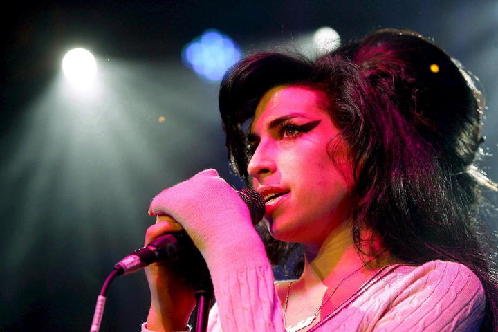 La cantante británica Amy Winehouse, afamada por su potente voz, que plasmó en dos álbumes, con los cuales obtuvo cinco premios Grammy, es recordada, a tres años de su muerte. (ARCHIVO)
