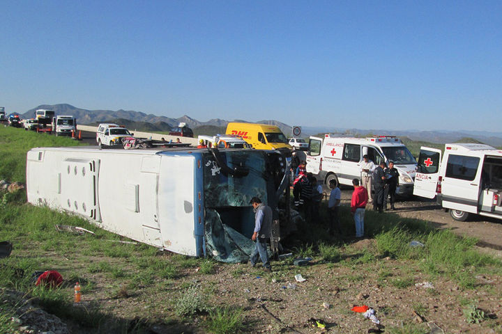 Volcadura. Accidente carretero sobre la autopista Cuencamé-Gómez Palacio, deja 8 personas lesionadas; afortunadamente ninguna presenta lesiones de gravedad.   