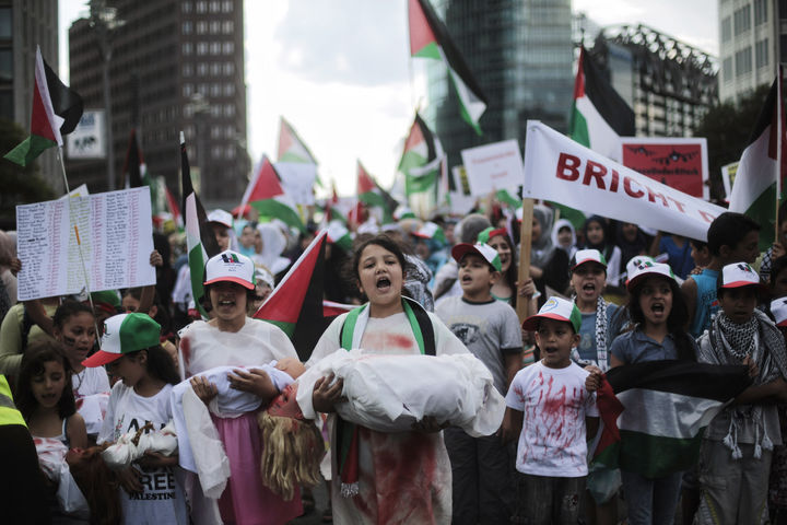 Protesta. En distintas partes de Europa se ha mostrado apoyo a los palestinos. Las autoridades condenaron el antisemitismo. (AP)