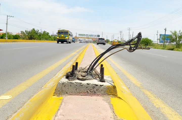 Afectada. La autopista a San Pedro es una de las vialidades donde más daños ha sufrido el alumbrado público, por los accidentes.