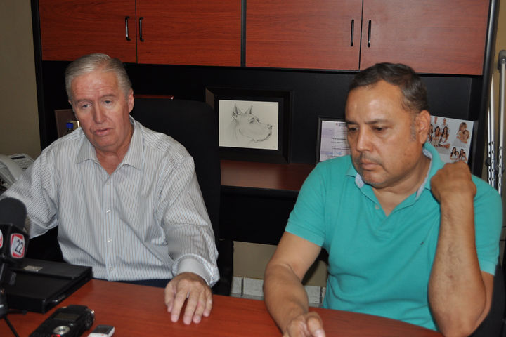 Sin recursos. Gabriel Cornú Máynez (izq.), director de la OCV, y Antonio Márquez, presidente de la Canirac, señalaron que desde enero no se reciben los recursos del Impuesto Sobre Hospedaje.