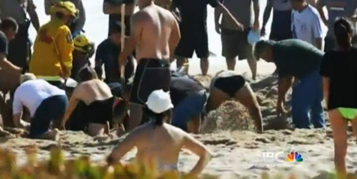 El muchacho de 26 años perdió la vida tras cavar en la playa y quedar sepultado por cientos de kilos de arena. (GAWKER.COM)