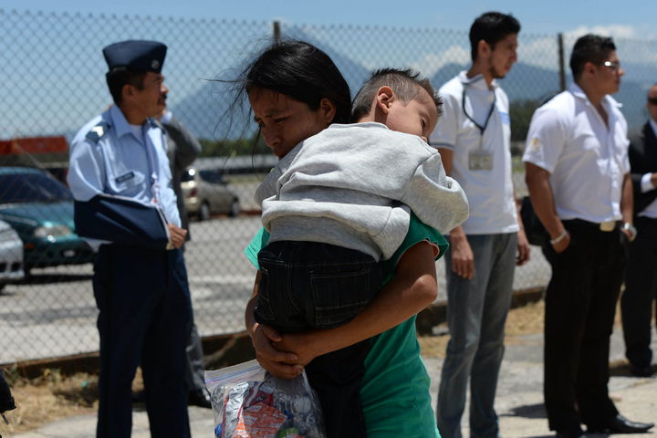 Plan. Una mujer centroamericana con su hijo regresa a su país luego de ser deportada por Estados Unidos. Centroamérica presentará un plan de desarrollo para Estados Unidos. (EFE)