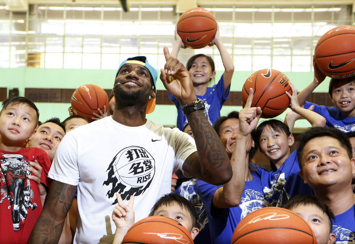 Actualmente Lebron James se encuentra realizando un tour por China junto con otras estrellas de la NBA que también están en Asia. LeBron James se disculpa con vecinos con pasteles 