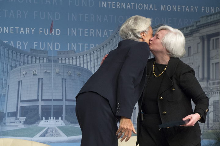 FMI. La directora gerente del FMI, Christine Lagarde (i), saluda a la presidenta de la Fed. (EFE)