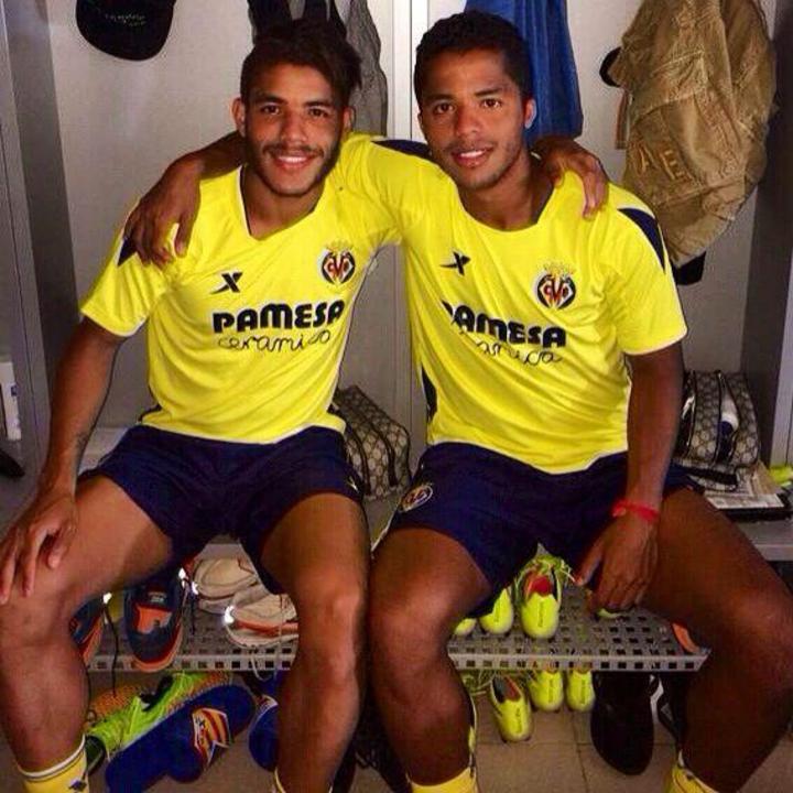 Los hermanos compartieron una imagen donde aparecen abrazados y enfundados en la camiseta del Villarreal. (Twitter)