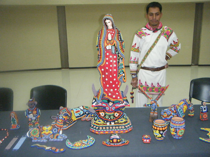 Artesanías. Indígenas huicholes provenientes de la Sierra Madre Occidental exhibieron sus obras en el centro de convenciones. 