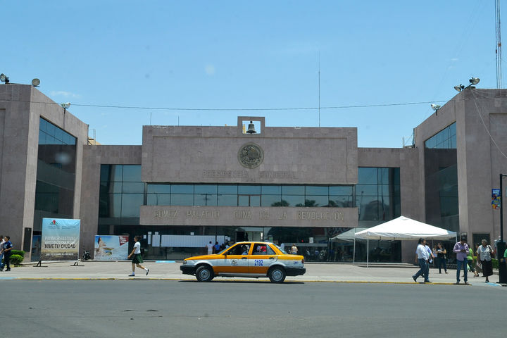 Falso. El alcalde de Gómez Palacio José Miguel Campillo  dijo que no habrá ninguna salida de funcionarios de la administración. (EL SIGLO DE TORREÓN)