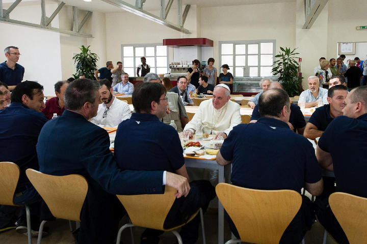 Una vez elegidos los alimentos, Jorge Mario Bergoglio se fue a sentar en medio de un grupo de empleados vestidos todos con uniforme de trabajo azul y con ellos dialogó mientras almorzaba. (EFE)