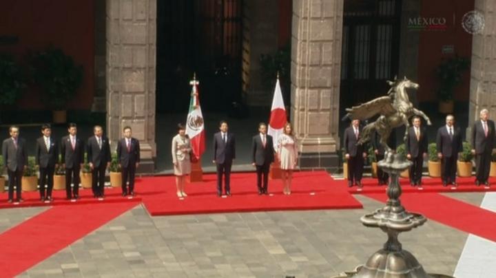 En la ceremonia efectuada en Palacio Nacional, Peña Nieto recibió a la comitiva que acompaña al primer ministro japonés, y luego pasaron revista al cuerpo militar especial.